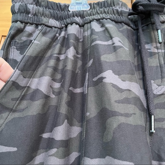 Athleta Farallon Green Camouflage Joggers Size 18 NWT - Picture 11 of 11